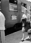 854122 Afbeelding van treinreizigers op het perron van een station aan de Franse Rivièra na aankomst met de Zonexpres ...